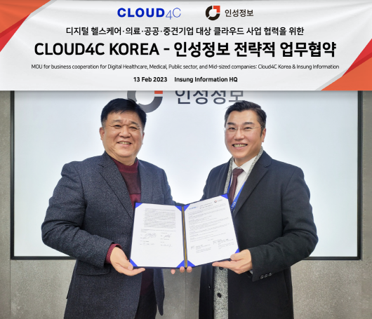 인성정보 손영삼 대표(왼쪽)와 Cloud4C 서피터 지사장이 업무제휴를 체결하고 기념촬영을 하고 있다.