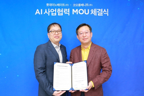 롯데이노베이트 박종남 SM사업본부장(왼쪽)과 코오롱베니트 이종찬 ITD본부장이 업무제휴를 체결하고 기념촬영하고 있다.