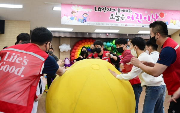 LG전자 임직원들이 지난 2일 서울시 강동구에 위치한 암사재활원에서 열린 '오늘은 어린이날' 행사에서 장애 아동 및 청소년들과 함께 작은 운동회에 참여하고 있다.