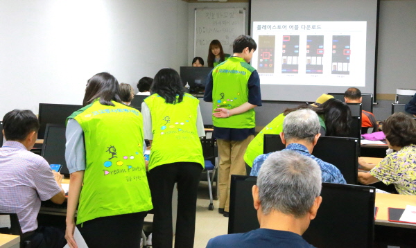 코오롱베니트는 과천종합사회복지관과 함께 스마트폰 교육을 실시하고 있다.