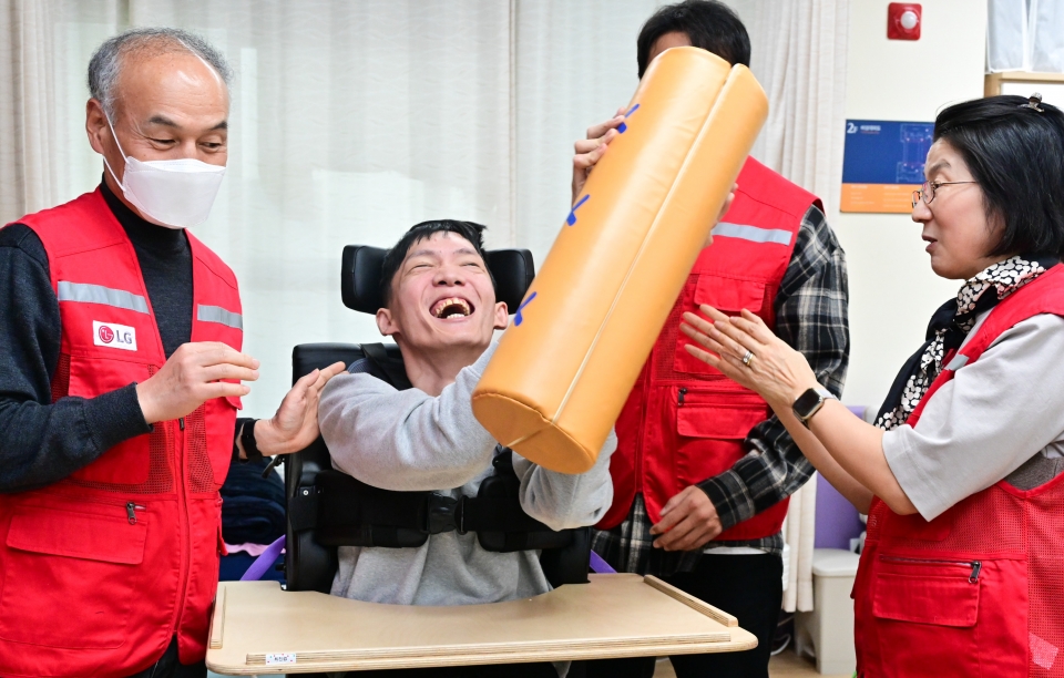 LG전자 '라이프스굿 봉사단' 인원들이 설 연휴를 앞둔 지난 23일 염리장애인주간보호센터를 찾아 이용 장애인들과 함께 윷놀이를 하며 즐거운 시간을 보냈다.