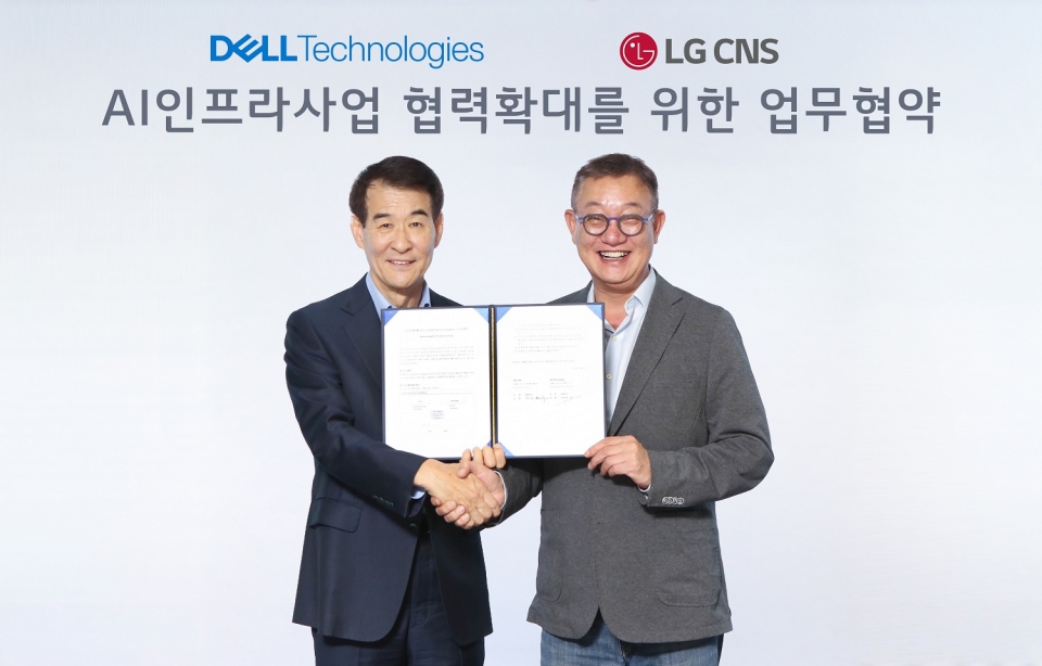 현신균 LG CNS 대표(오른쪽)와 김경진 한국델테크놀로지스 총괄사장이 업무협약식에서 기념촬영을 하고 있다.