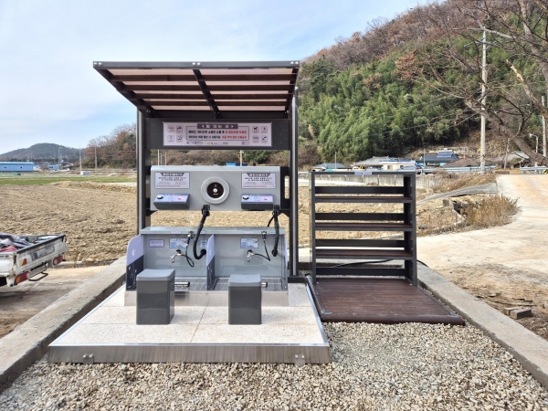 계성천 맨발걷기 산책로(경상남도 창녕군 계성면)에 설치된 한양그린파크 복합형 세족장 제품 (사진제공=한양그린파크)