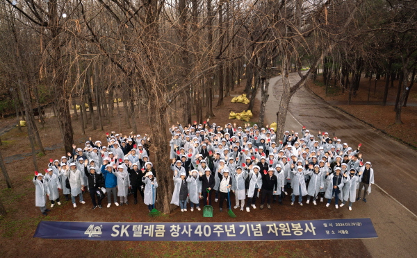 SKT는 유영상 사장 등 임직원 약 170명이 지난 29일 서울숲 환경 정화 봉사활동에 참여했다.